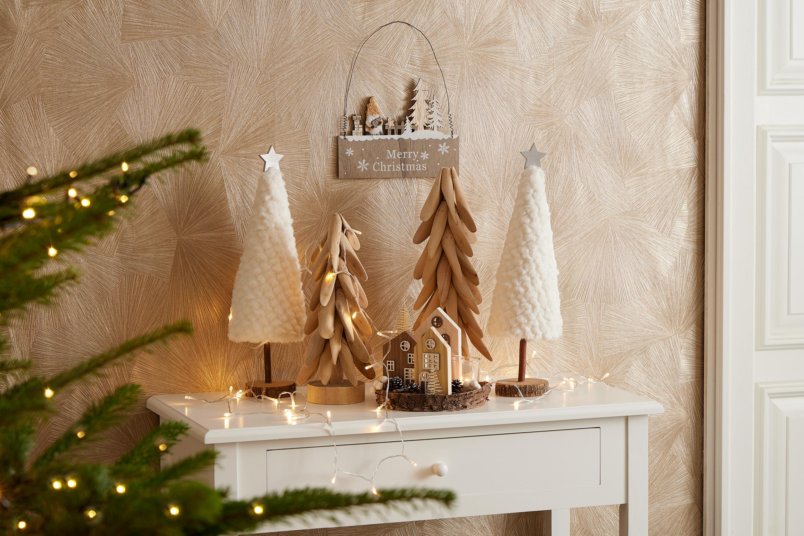 Dekoweihnachtsbaum aus Holz, Wolle und Schaumstoff