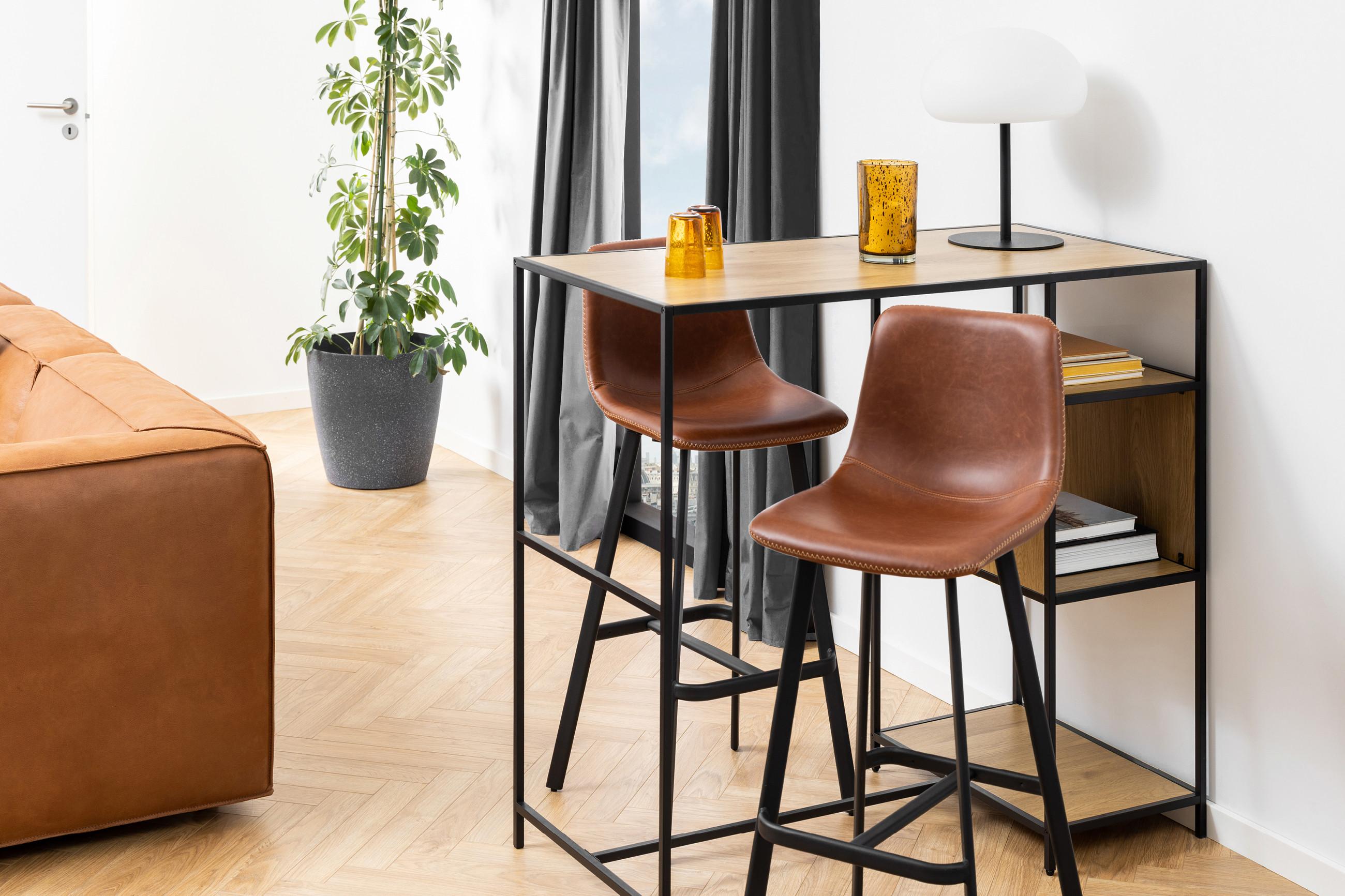 Barhocker in braunem Lederlook