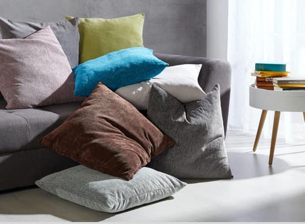 Polsterhaufen auf Sofa