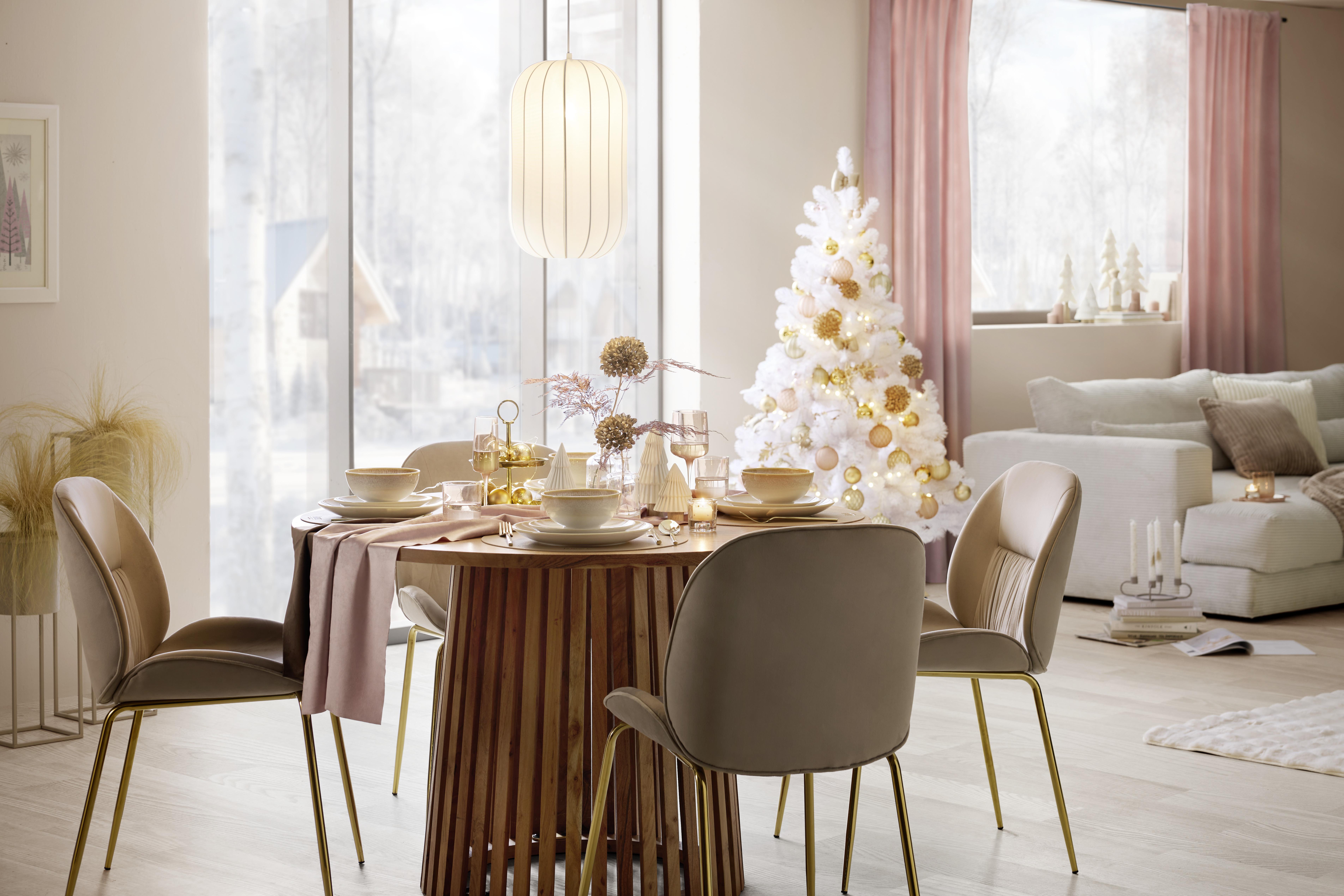 Hnedá jedáleň s elegantnými Vianočnými doplnkami