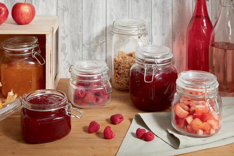 dózy a poháre s vekom