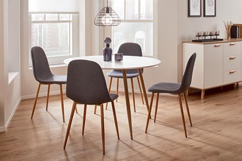 biely stôl a sivé stoličky v škandinávskej jedálni