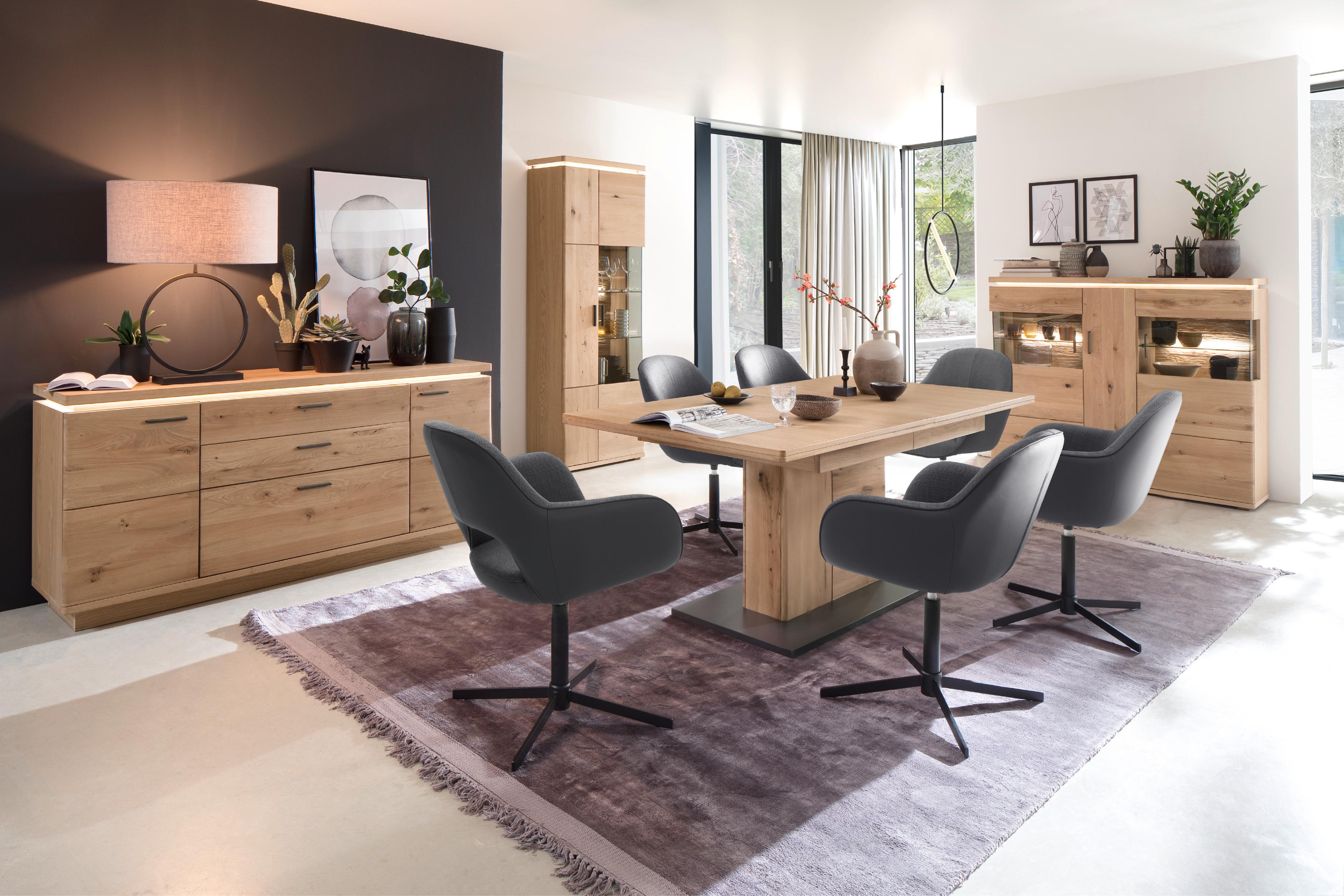 Ein Raum mit 1 Esszimmertisch, 6 Stühle, 1 Vitrine, 1 Highboard und 1 Sideboard
