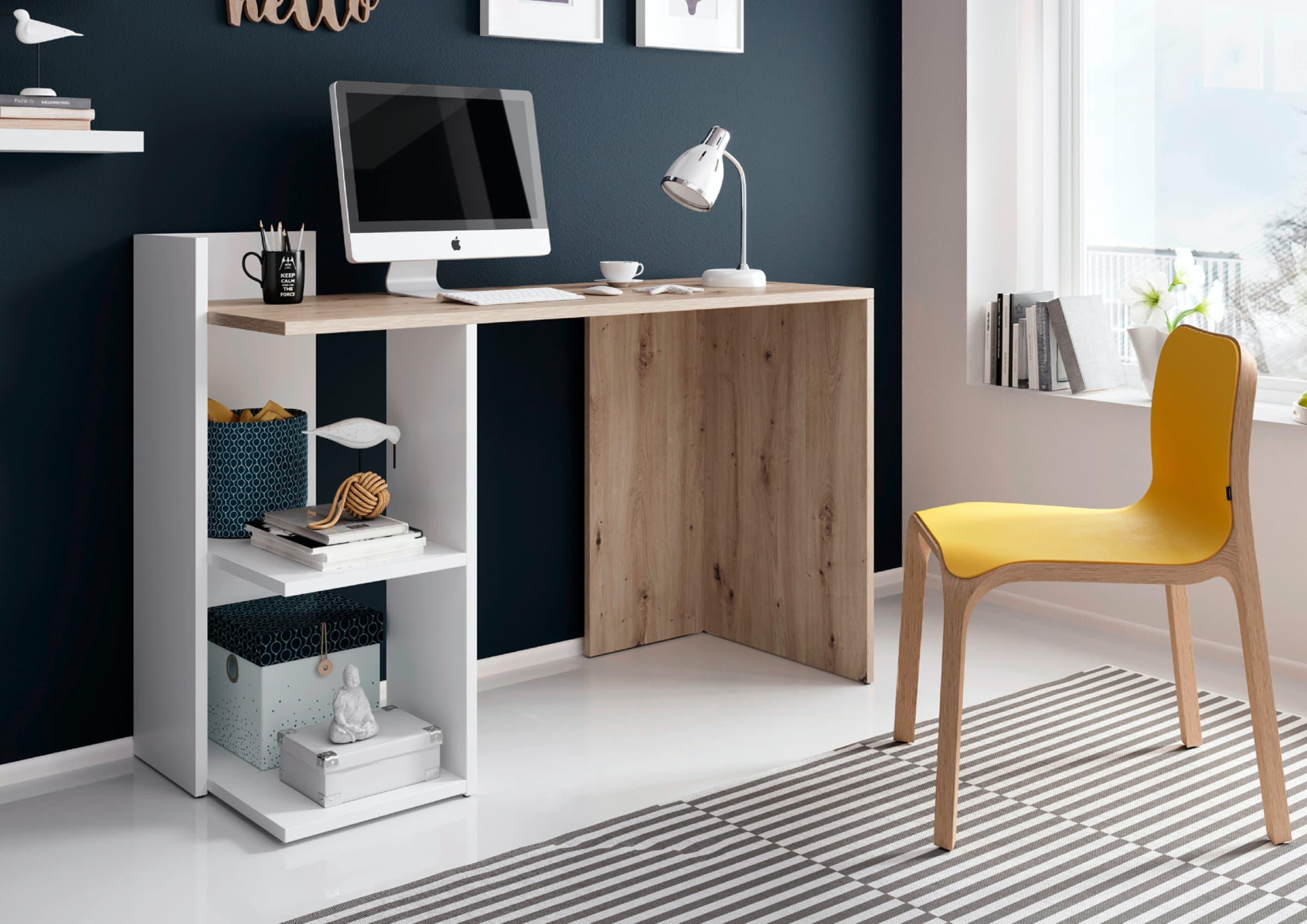 Ordentlicher Schreibtisch in hellem Raum