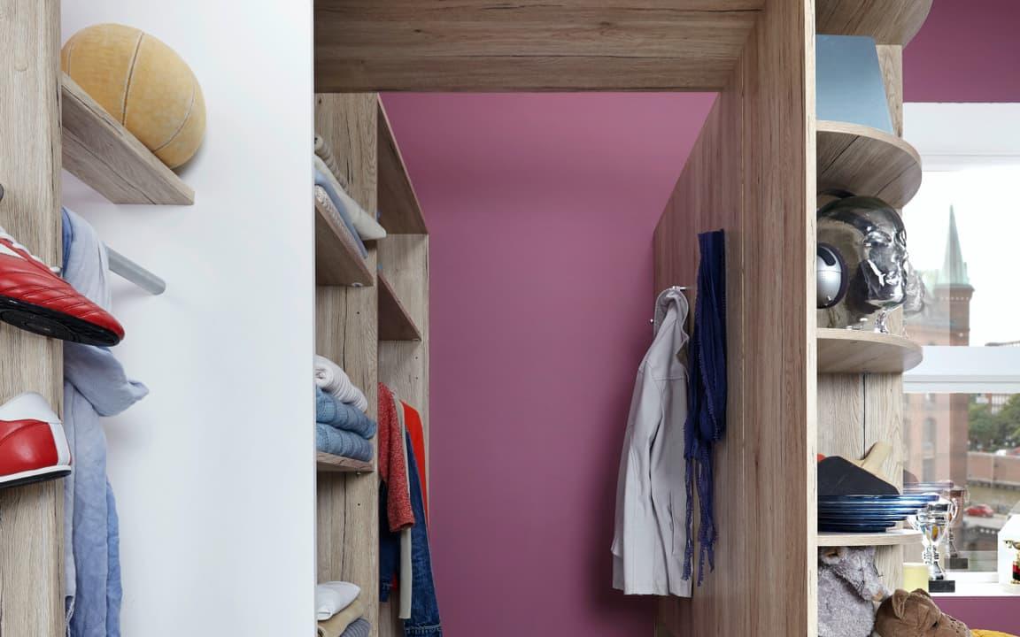 Blick in begehbaren Kleiderschrank