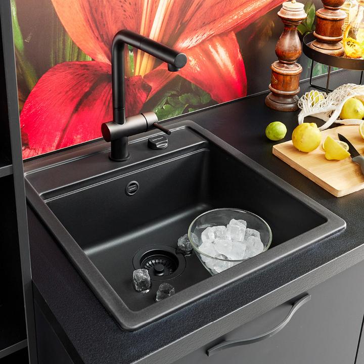 čierny kuchynský drez