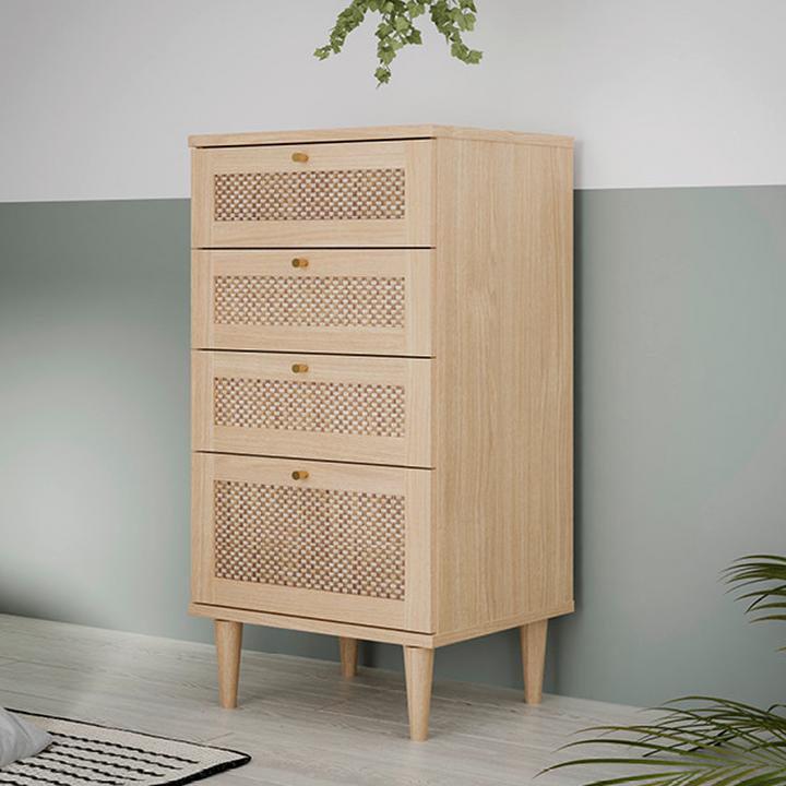 Štýlová drevená komoda s prírodným dizajnom a štyrmi zásuvkami s jemným ratanovým výpletom. Ideálna na uskladnenie vecí v spálni, obývačke či predsieni, dodáva interiéru nádych elegancie a útulnosti.