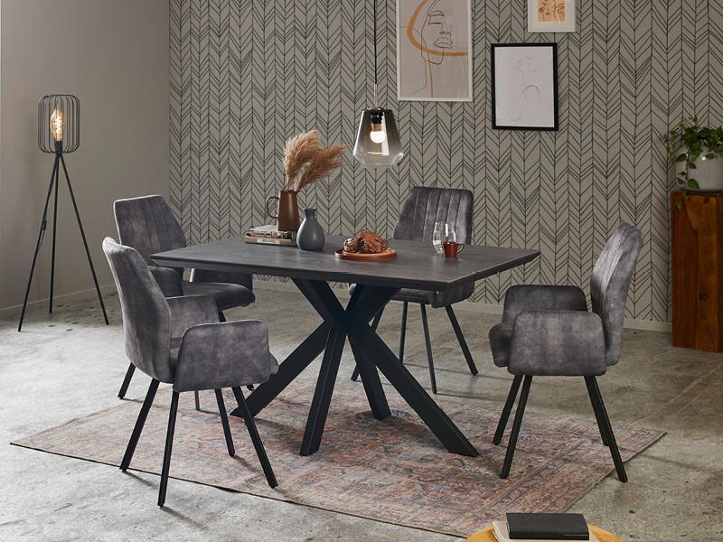 černý jídelní stůl