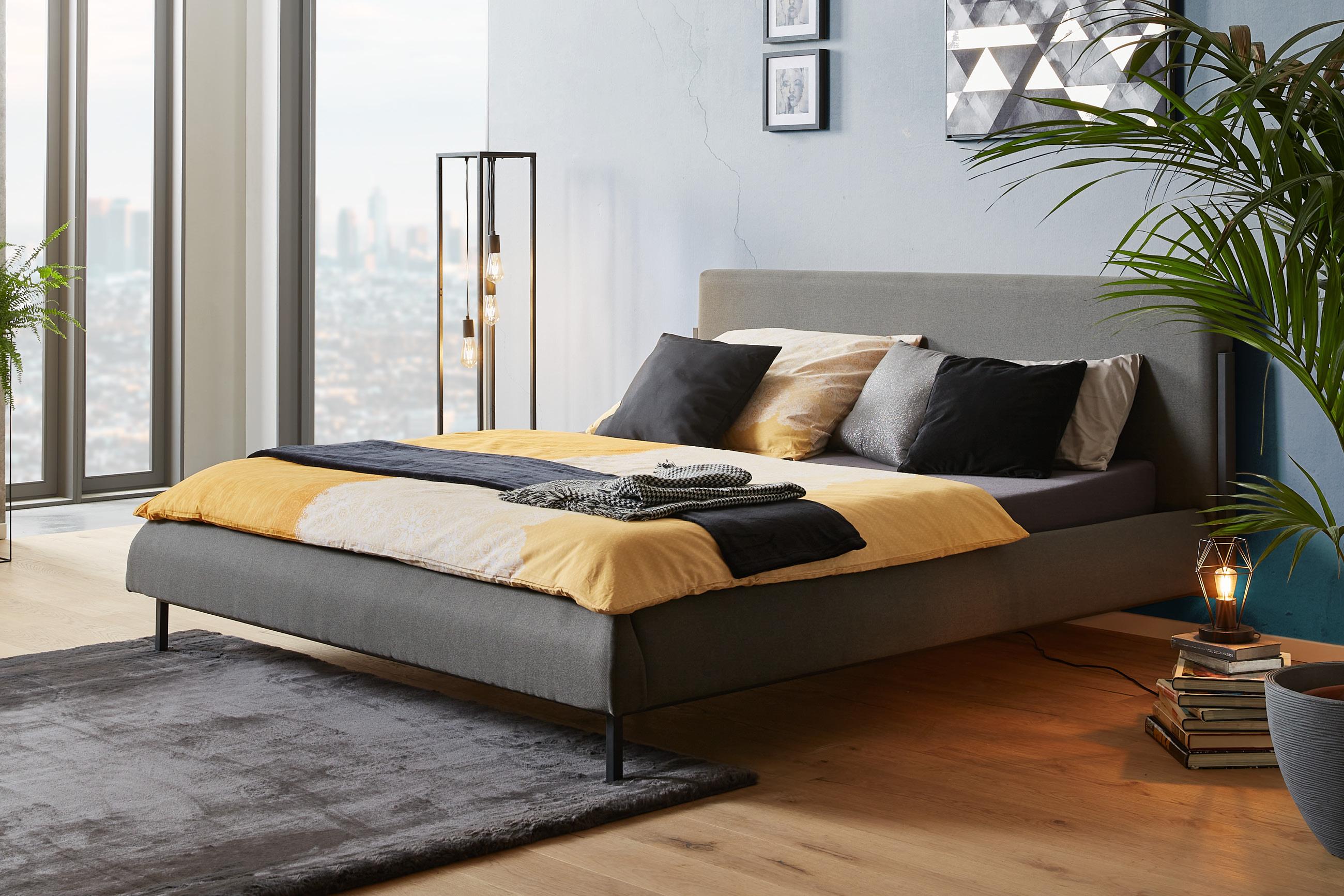 Boxspringbett mit Webstoffbezug und Topper