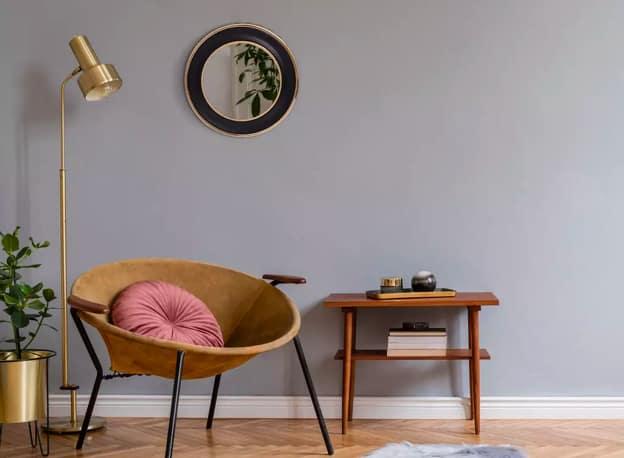 Runder Spiegel an Wand