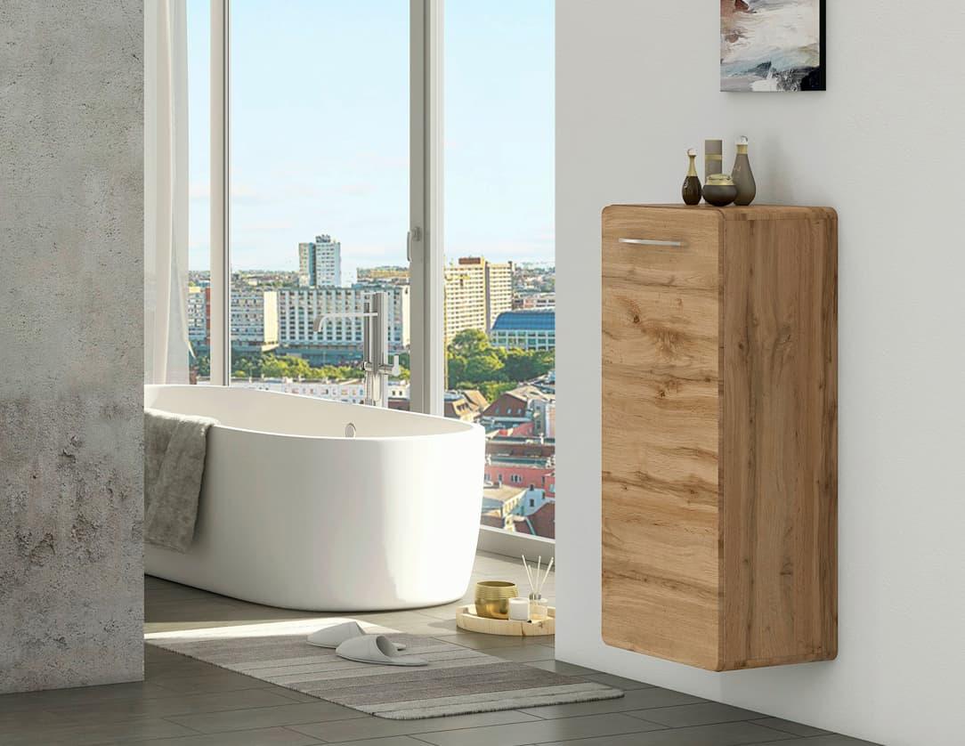 Blick auf Badewanne vor Glasfront