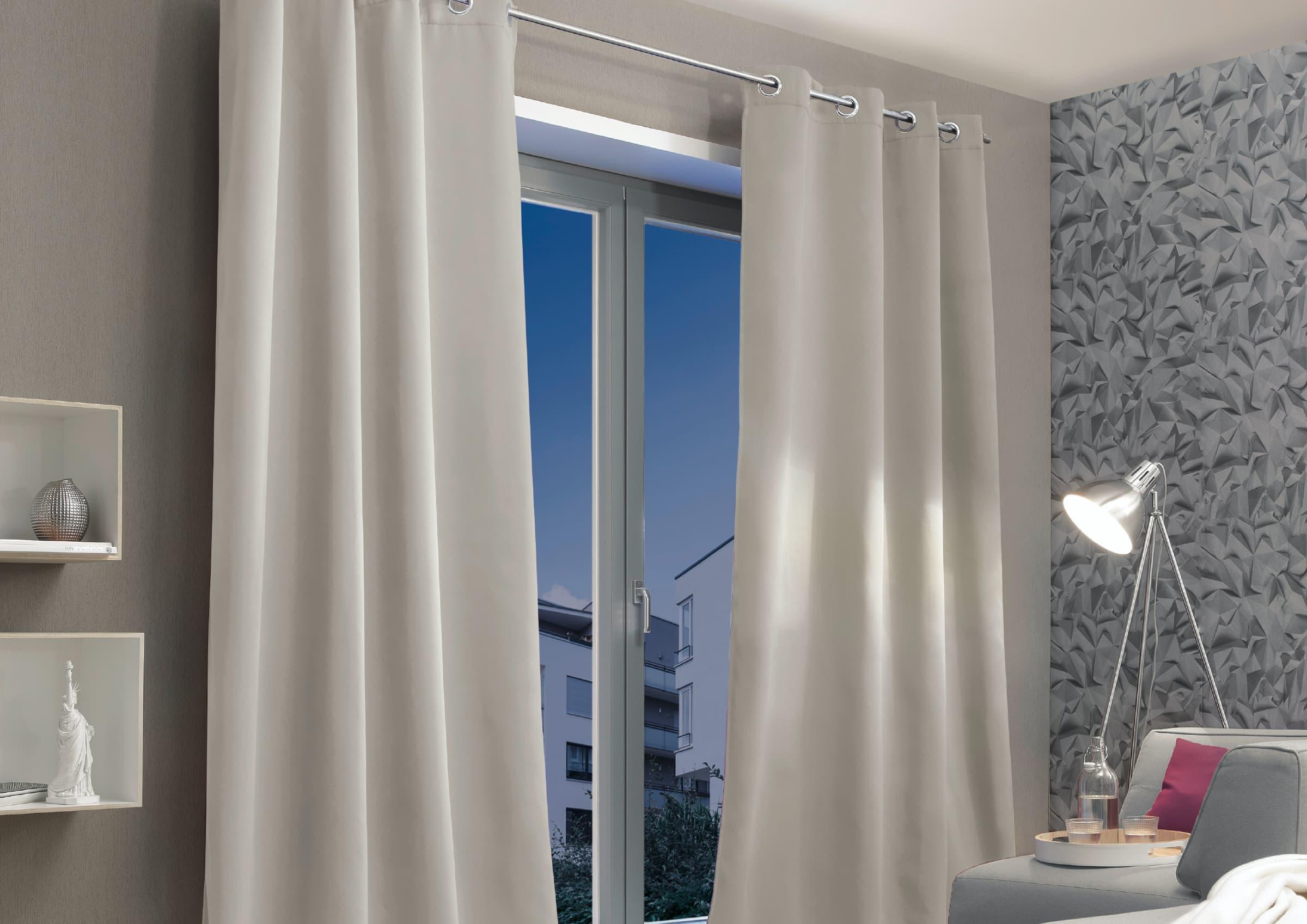 Helle vorhänge vor Fenster