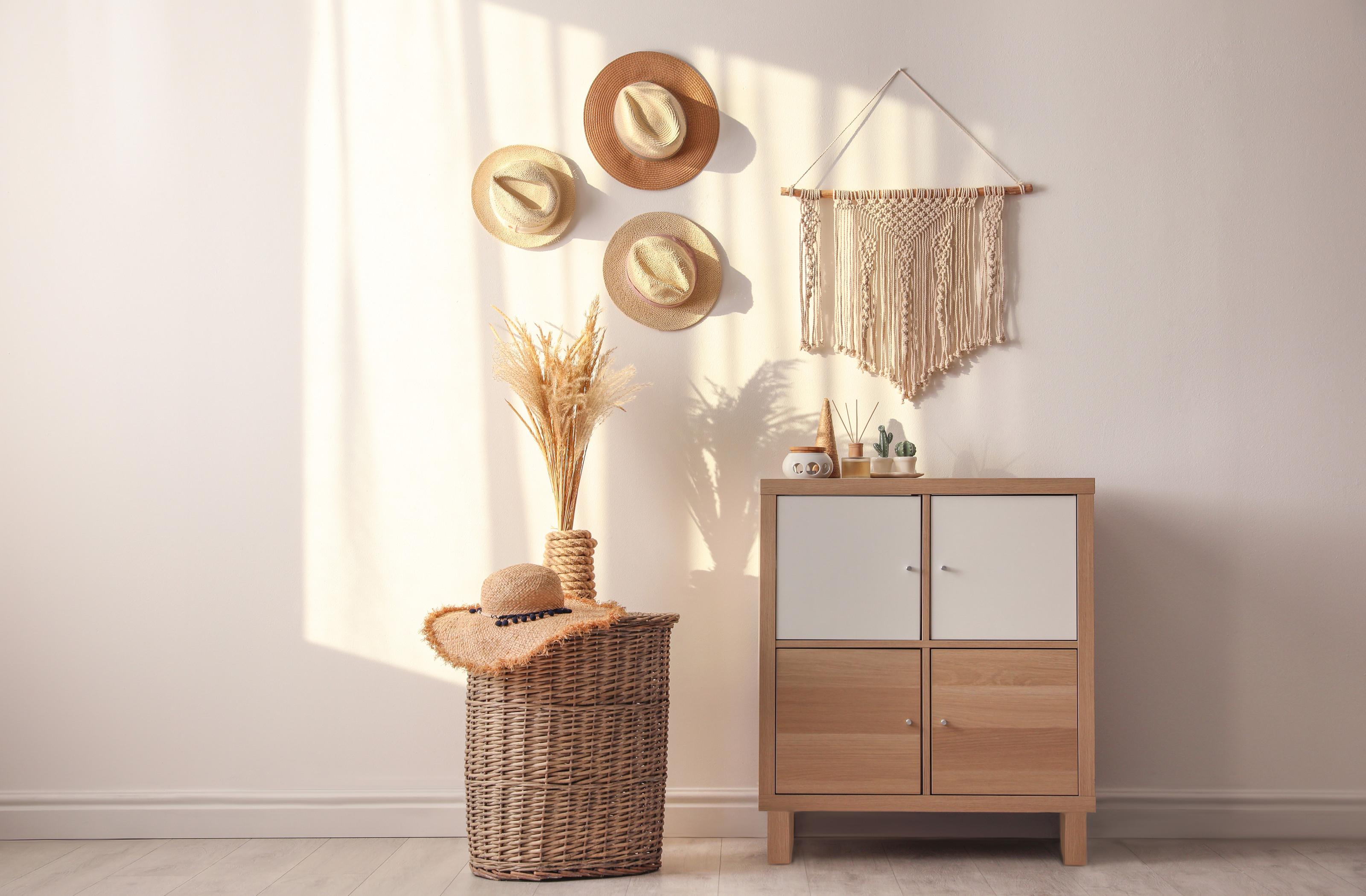 kovbojské klobouky, macrame, dekorace ve stylu coastal cowgirl