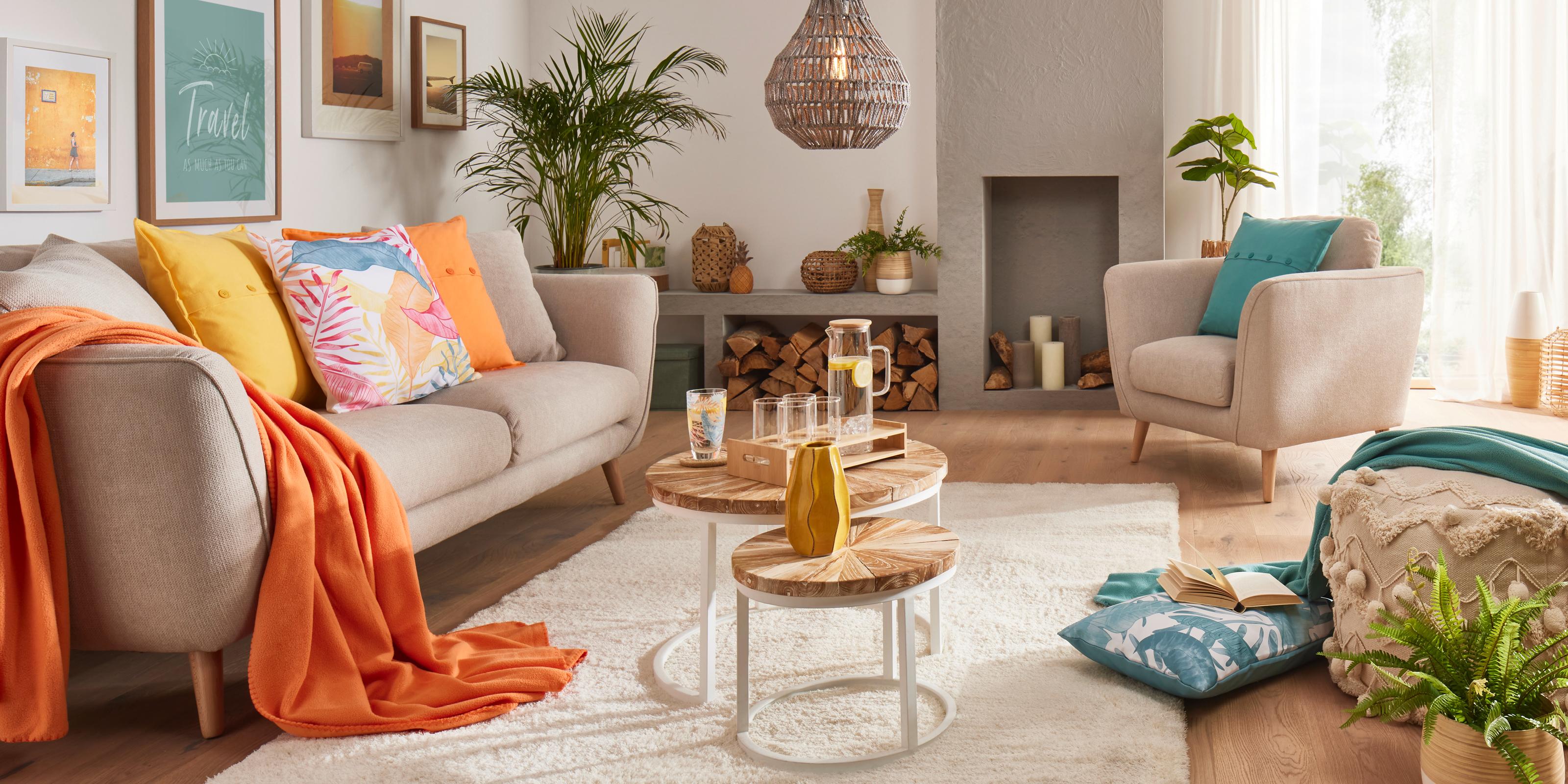 obývací pokoj s barevnými textilními doplňky