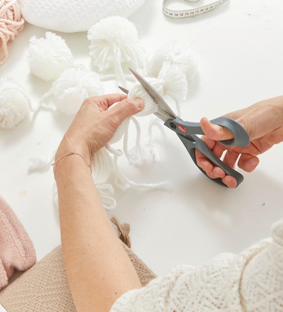 DIY vankúš s brmbolcami v boho štýle postup 7