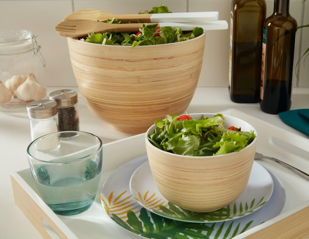 Grüner Salat in Holzschüsseln