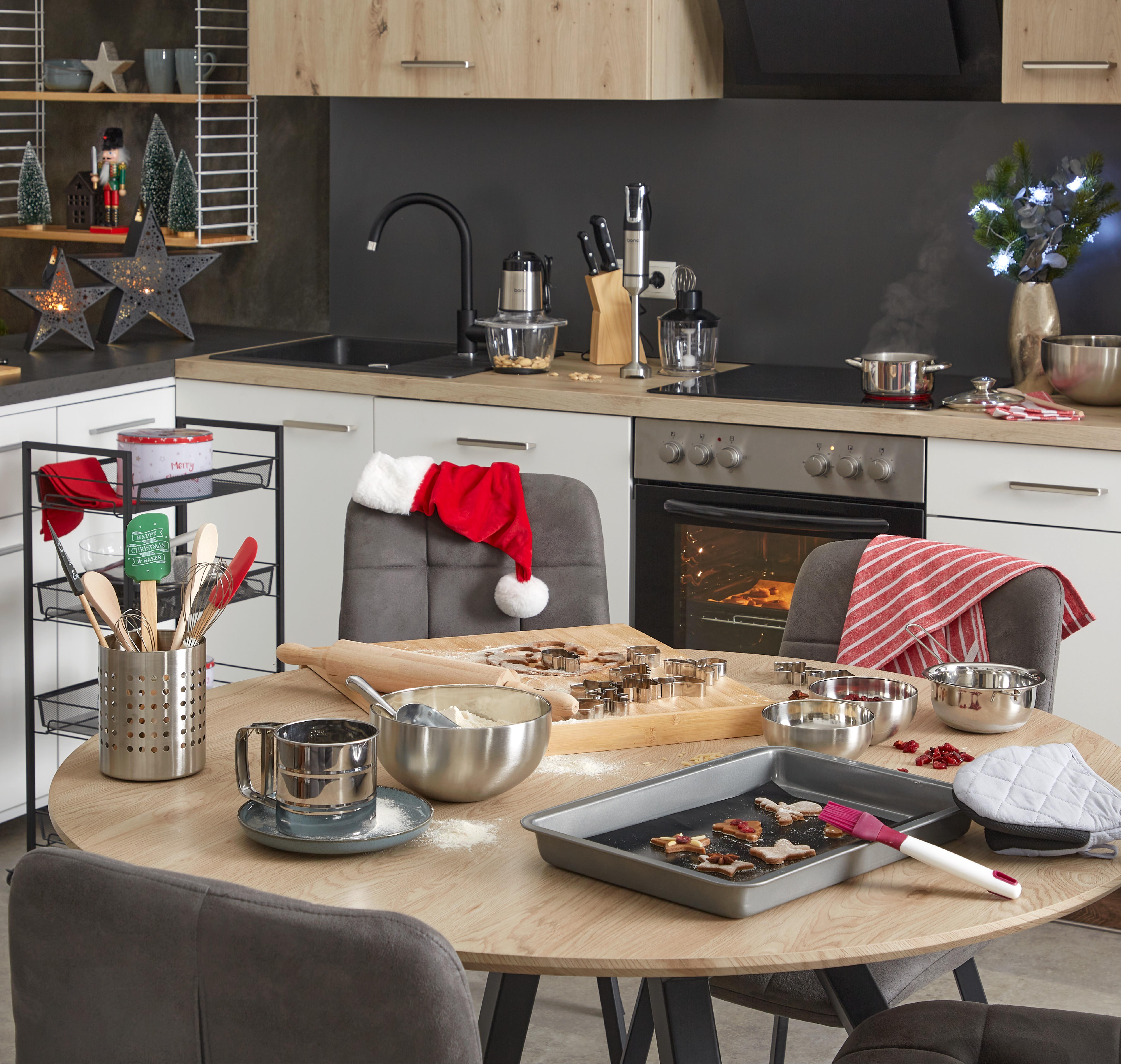 Weihnachtlicher Tisch voll mit Backutensilien