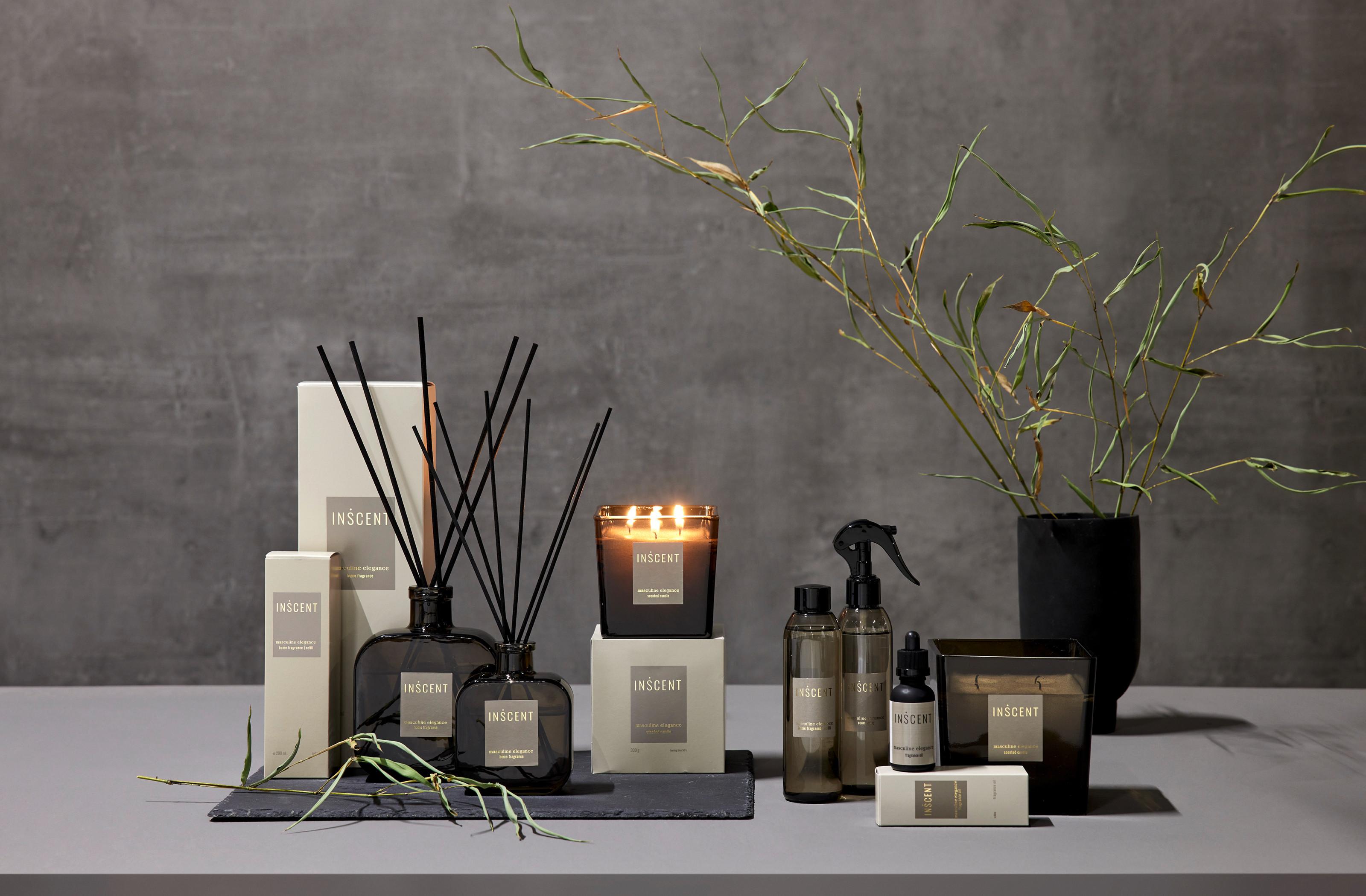 difuzéry s dřevěnými tyčinkami, svíčky a vůně