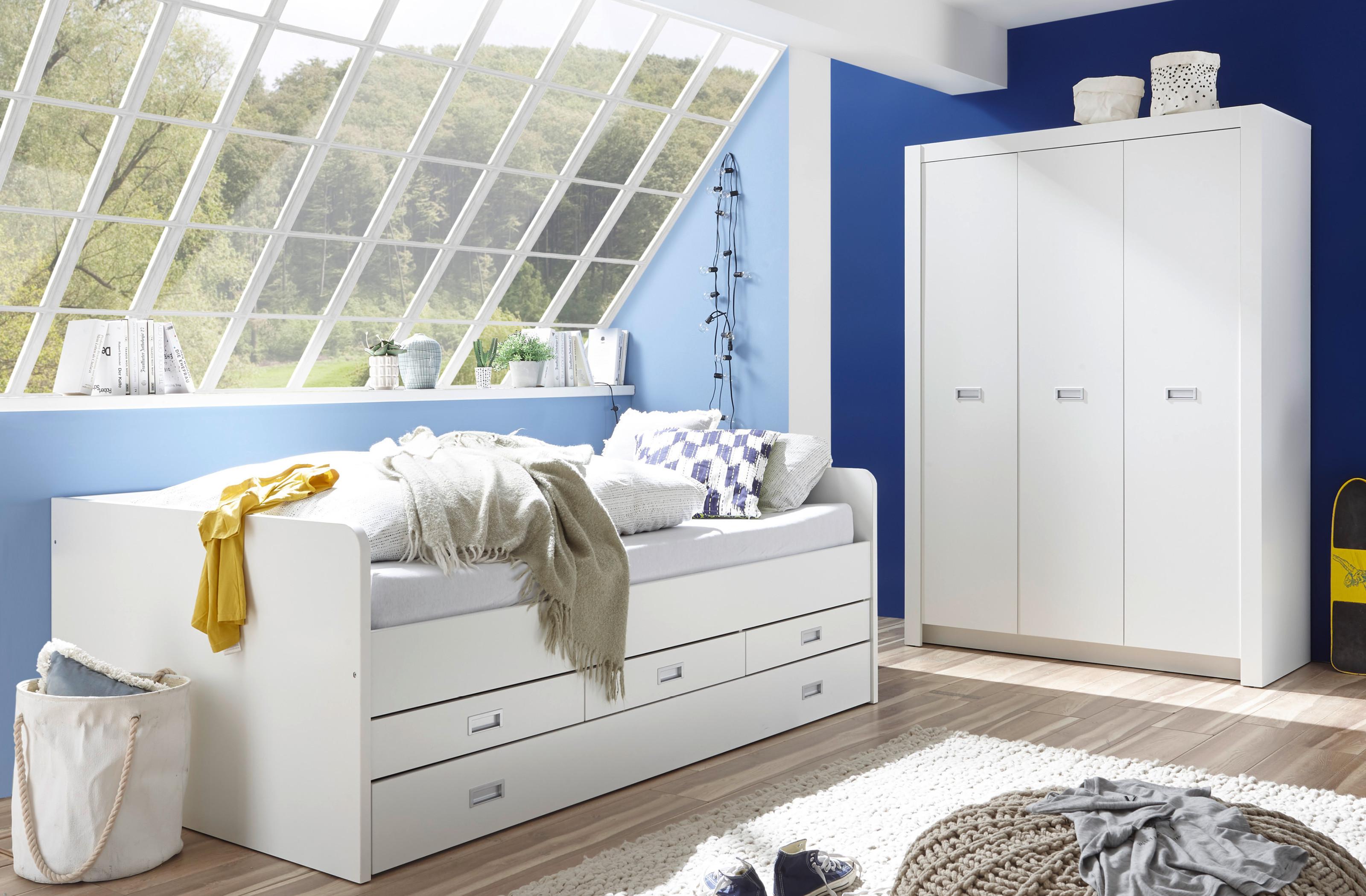 bílá dětská skříň s třemi dveřmi, trendy dětský pokoj