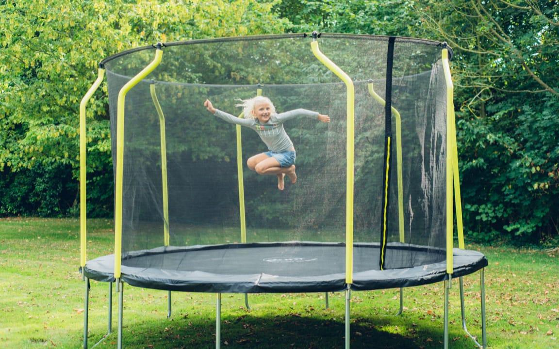 Kind springt auf Trampolin