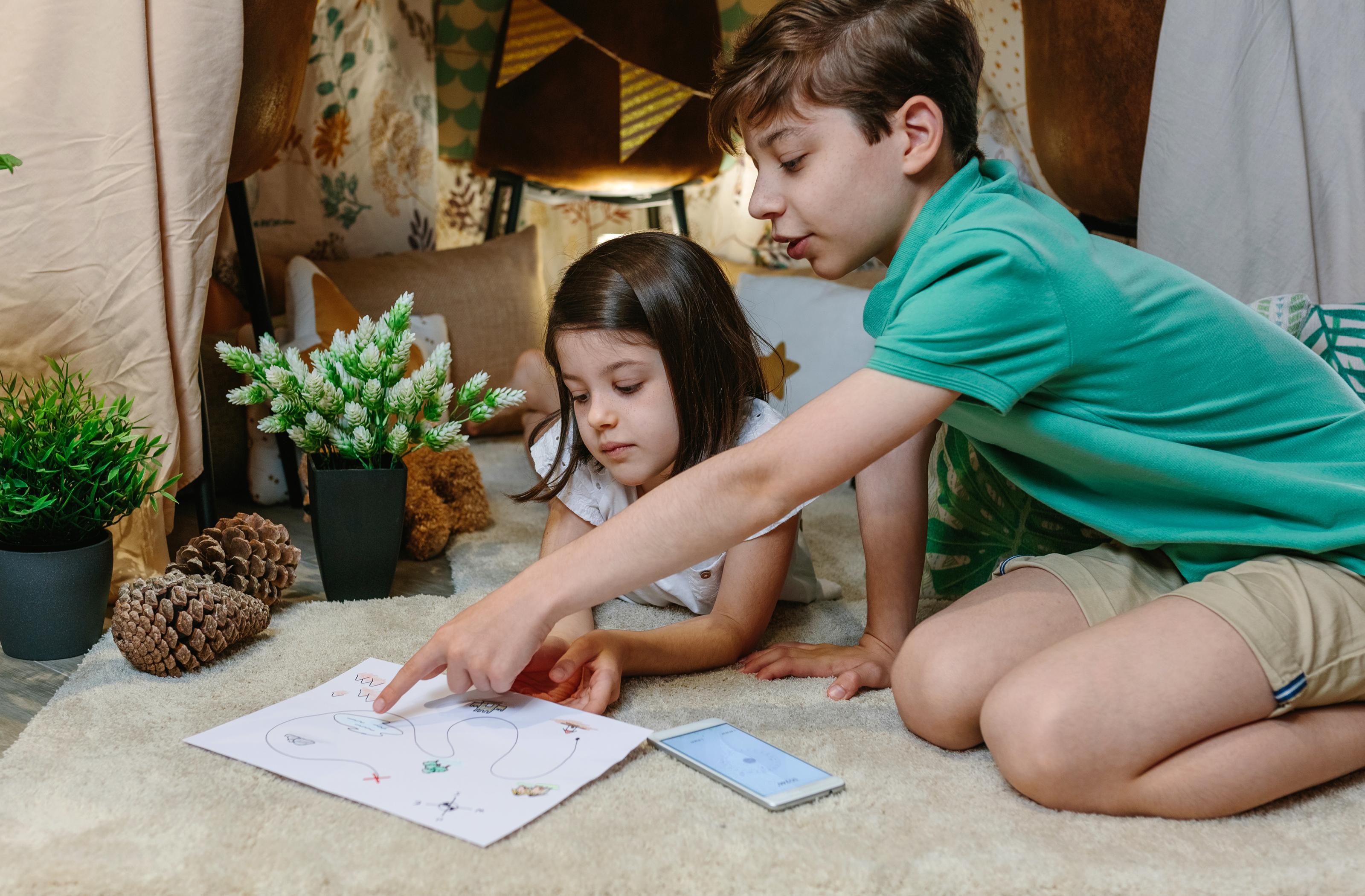 aktivity pre deti, deti s mapou na hľadanie pokladu