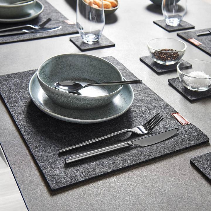 sivé prestieranie na stôl