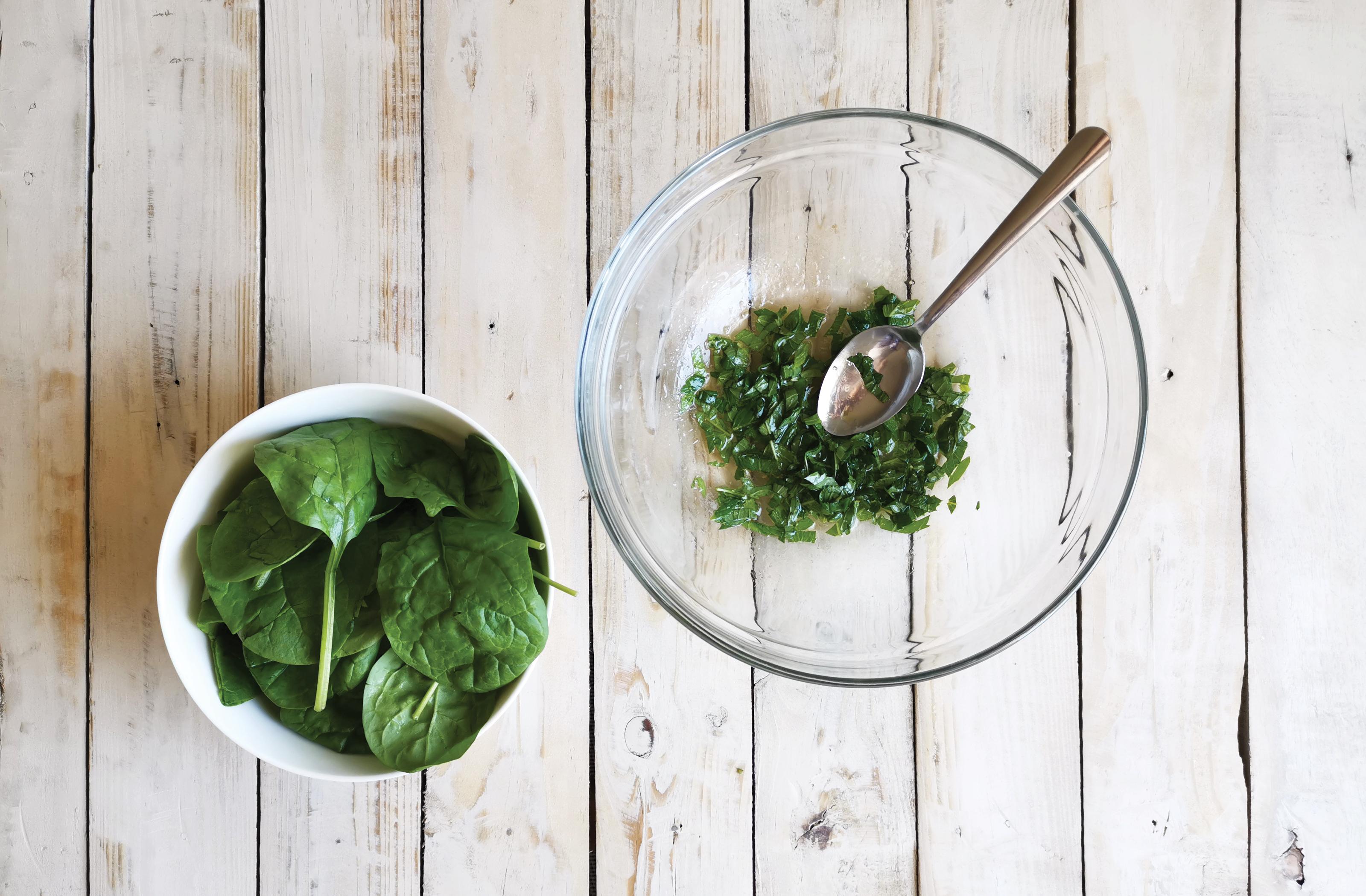 príprava letného mojito šalátu so špenátom