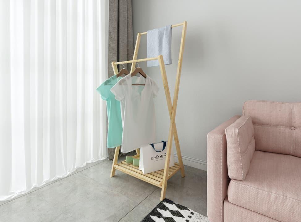 Kleiderstange neben Sofa