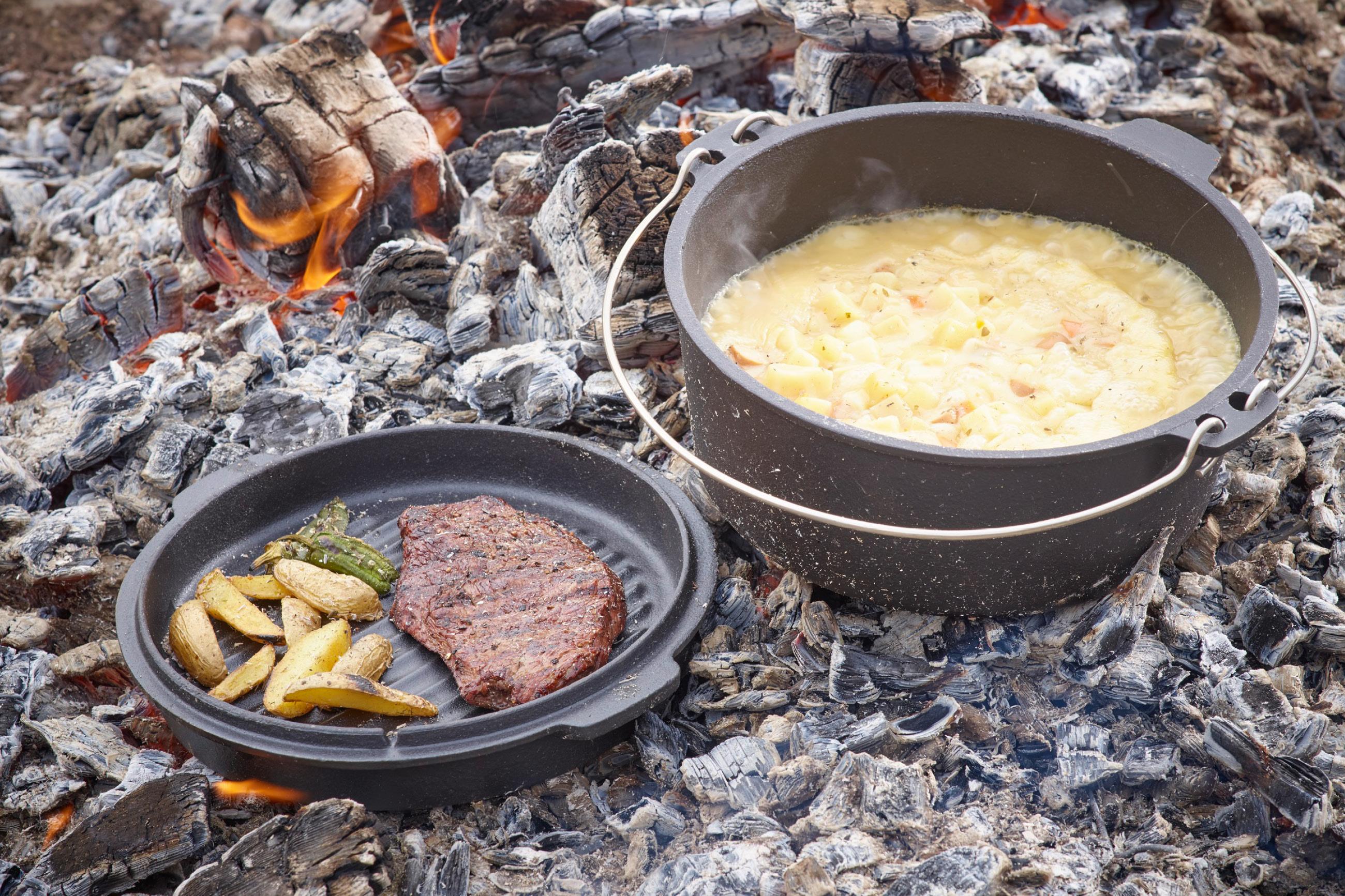 Dutch Oven aus Gusseisen mit Deckelheber und Standfüßen