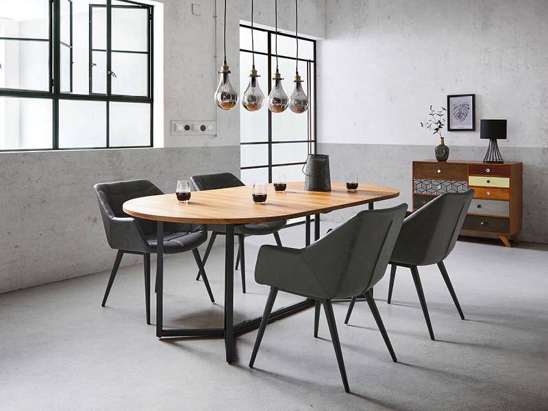 oválný jídelní stůl