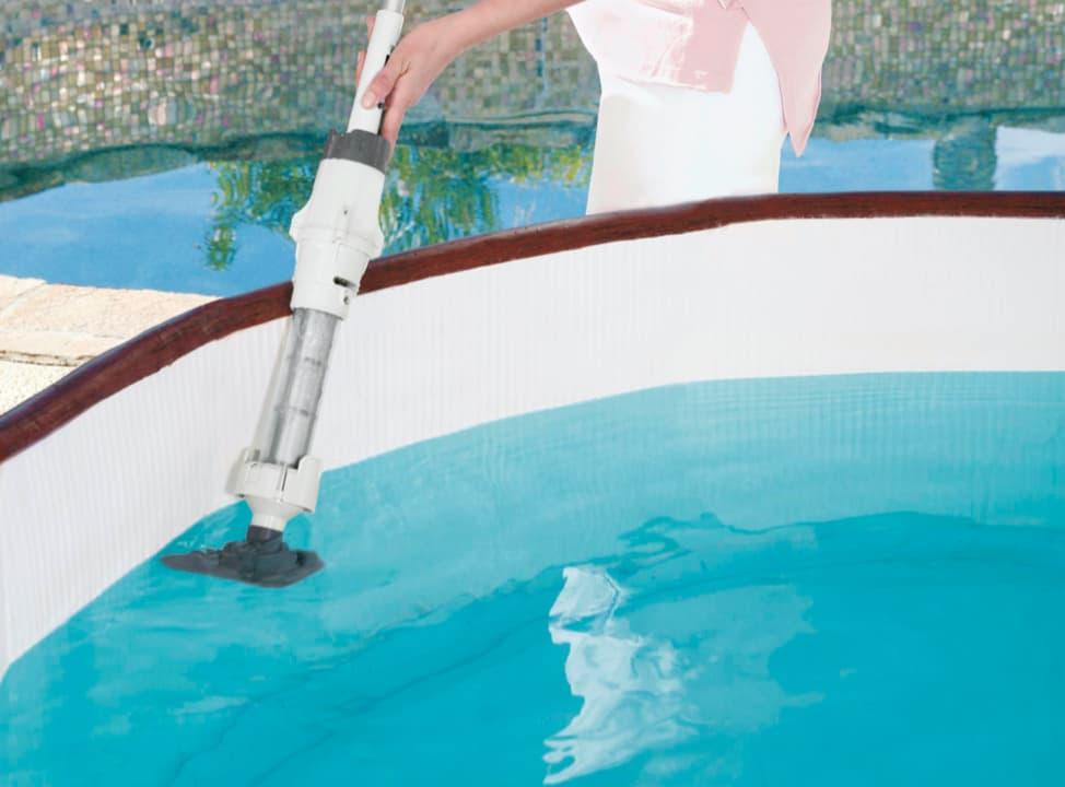Person reinigt Pool