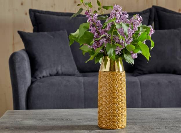 Flieder in Vase auf Tisch