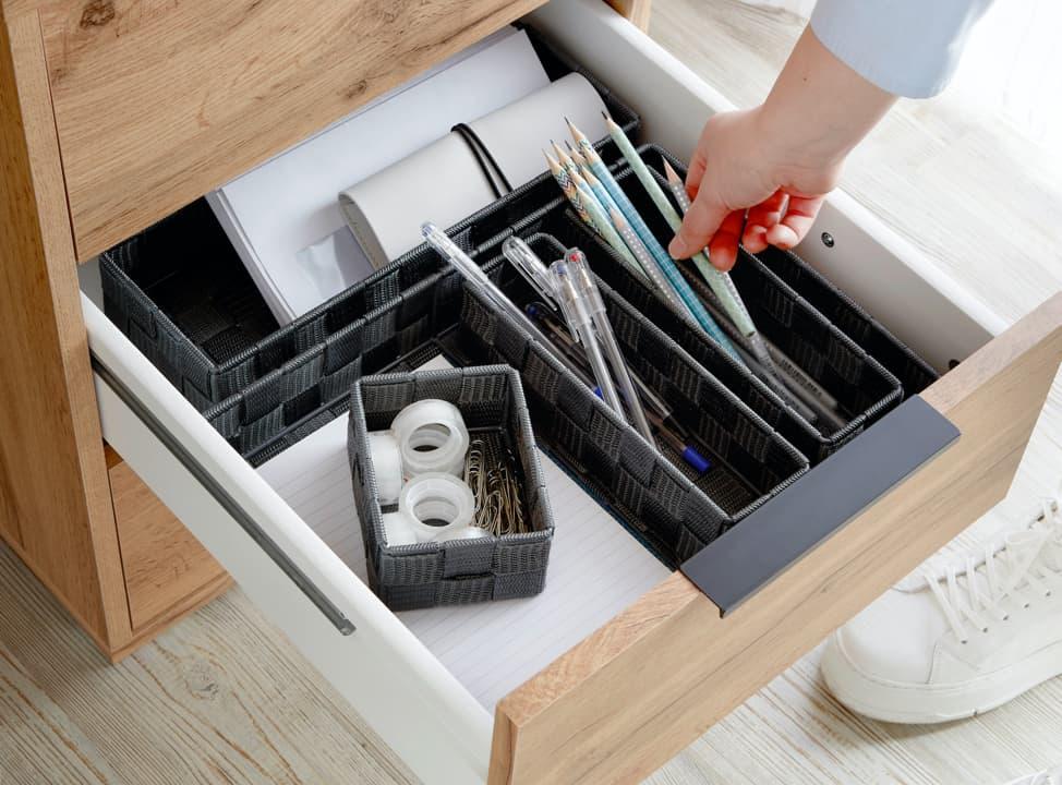 Offene Lade mit Büroutensilien darin