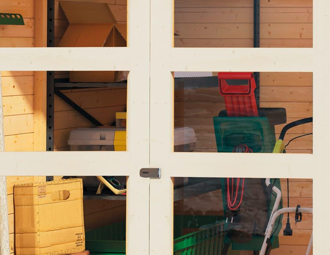 Blick durch Glasfenster in Gartenhaus