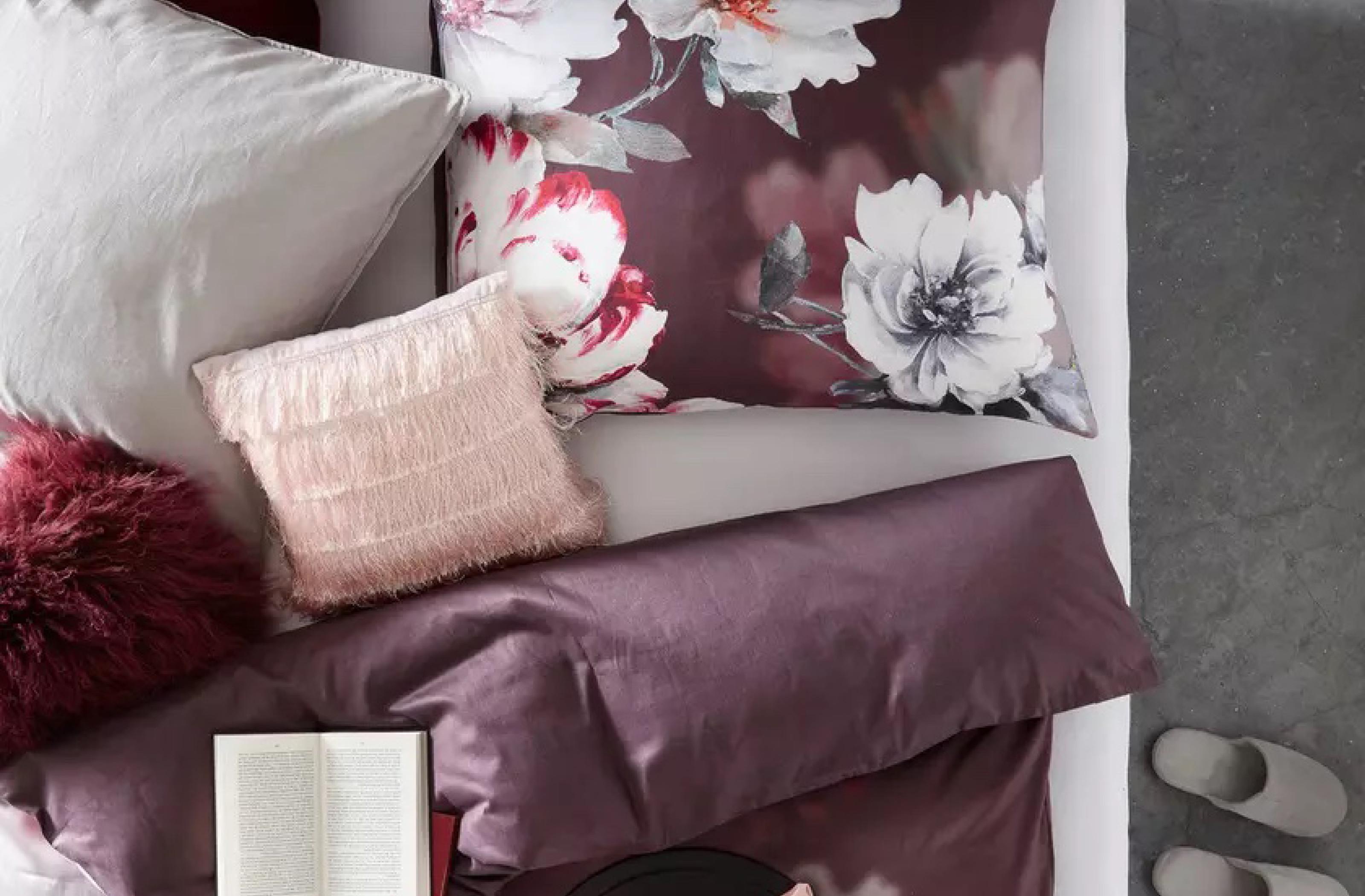 elegantní postel s polštáři v provensálském designu