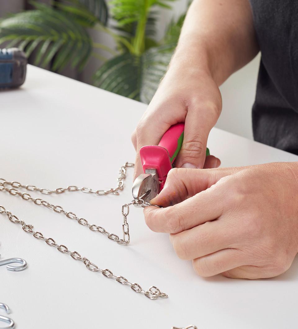 DIY závesný kvetináč z cedníka na cestoviny postup 7