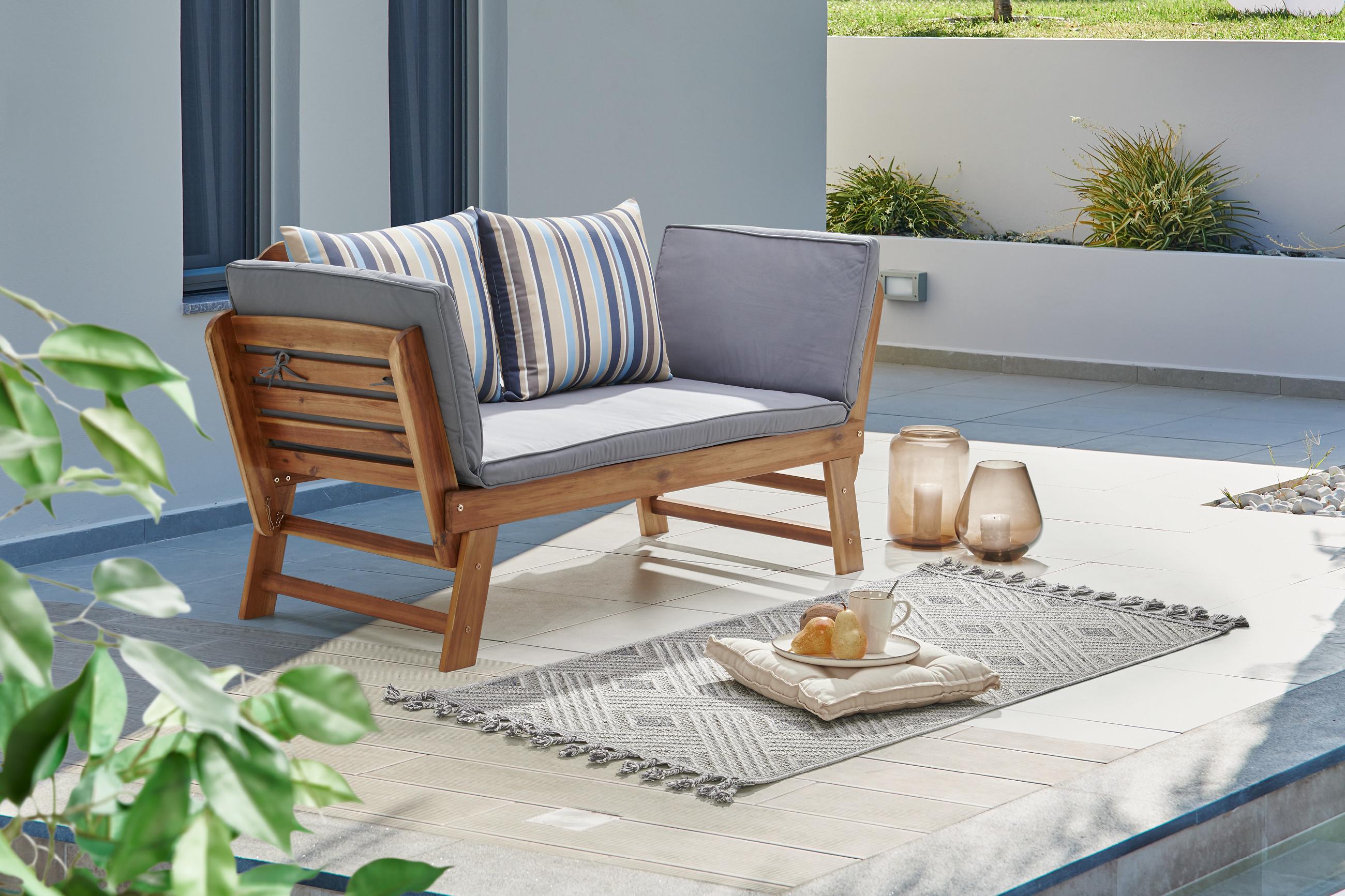 Gartenbank aus Akazienholz mit Kissen