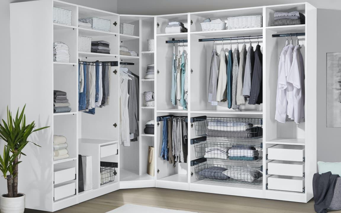 Offener Eckschrank mit viel Stauraum