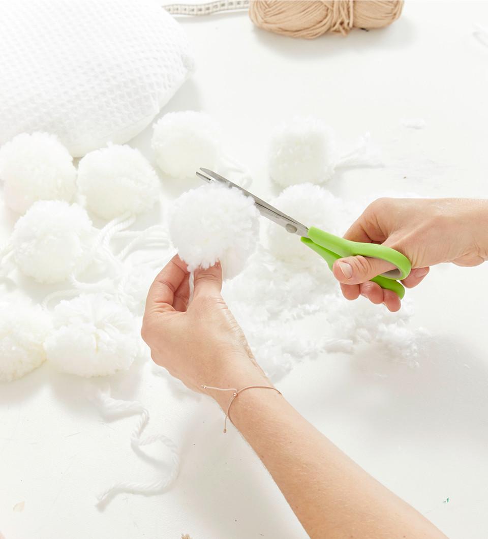 DIY vankúš s brmbolcami v boho štýle postup 8