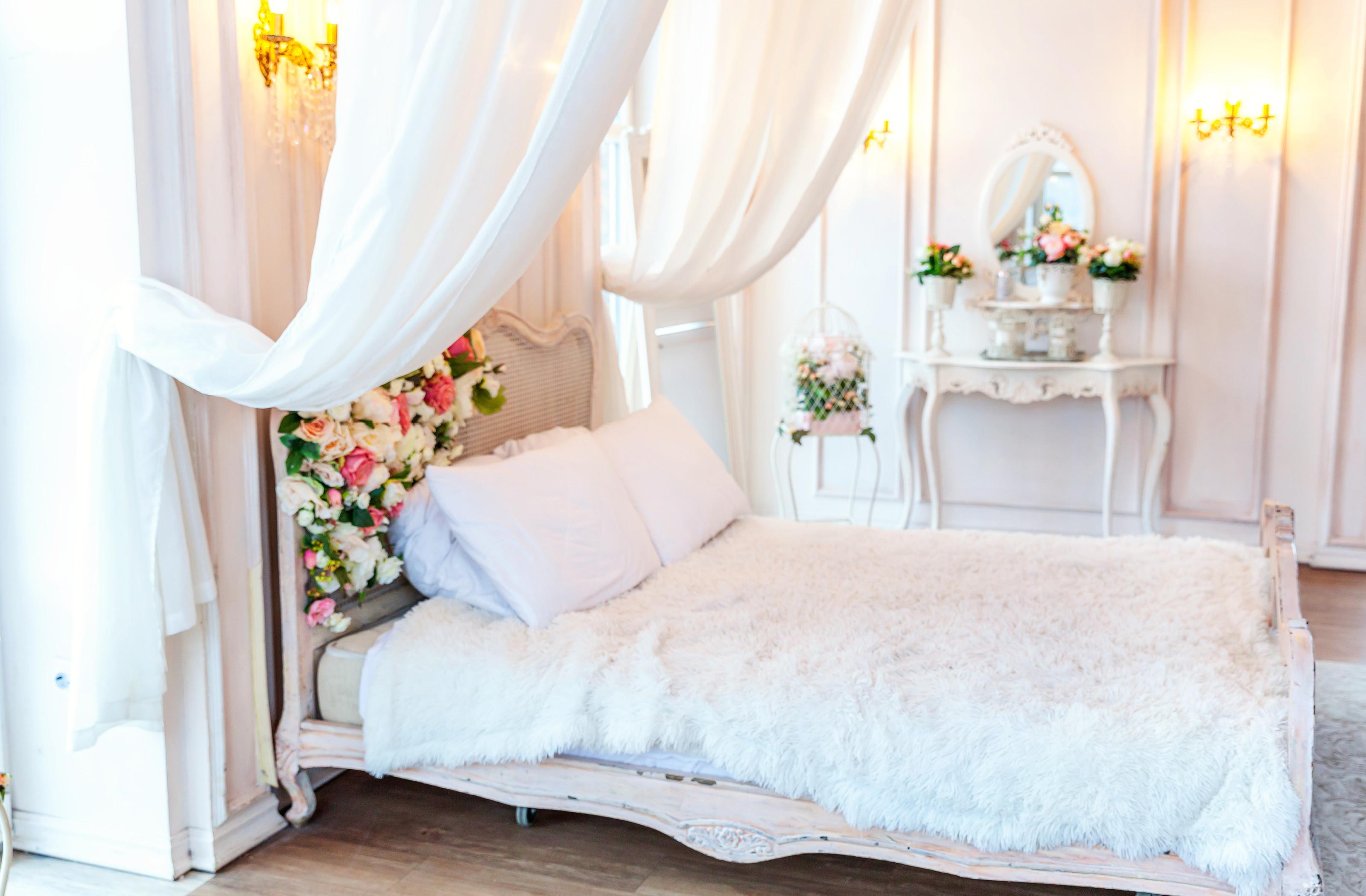 elegantná provensálska spálňa s kvetmi