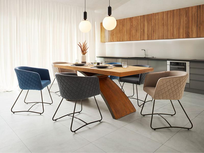 farebné jedálenské stoličky