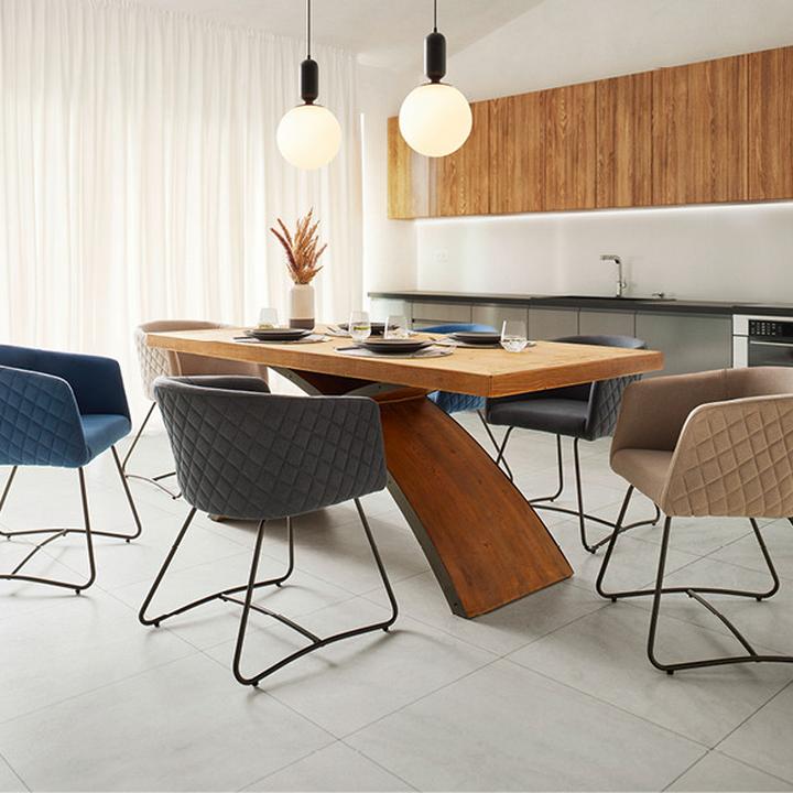 barevné jídelní židle