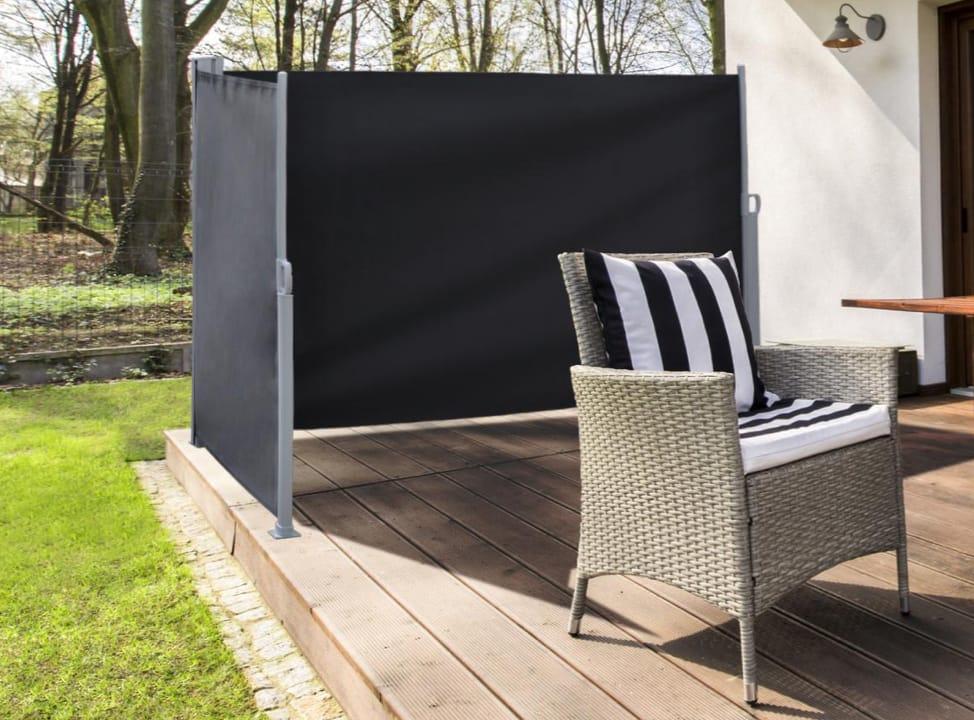 Gartenstuhl vor Sichtschutzwand am Balkon
