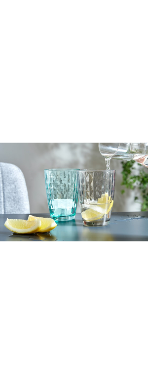 Gläser mit Eiswürfel und Zitronenscheiben darin