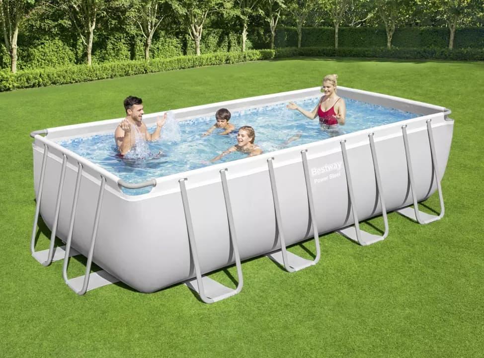 Personen in rechteckigem Pool