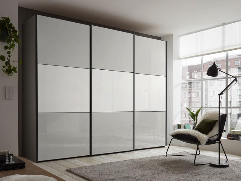 sivá šatníková skriňa