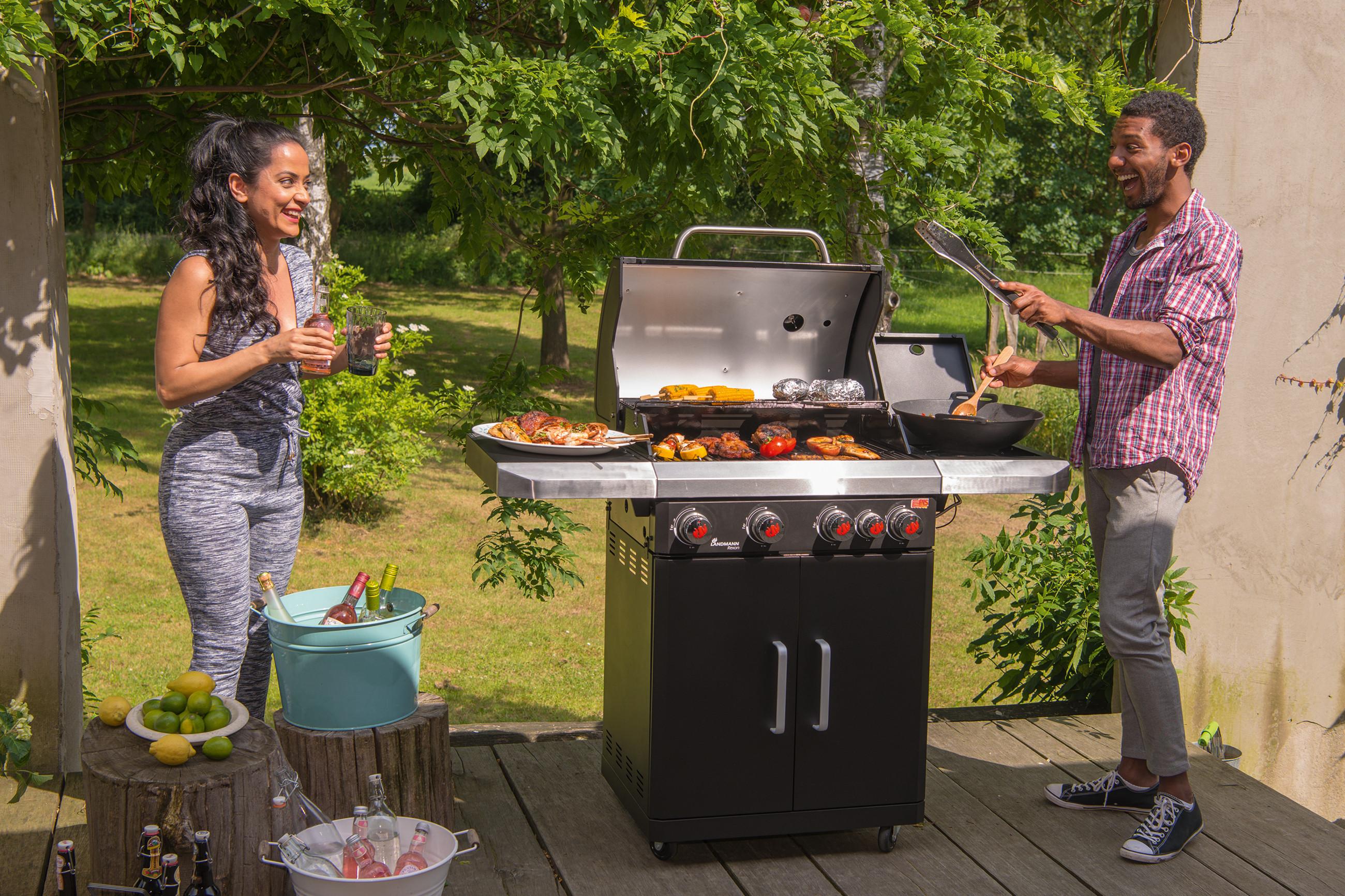 Schwarzer Gasgrill aus Edelstahl