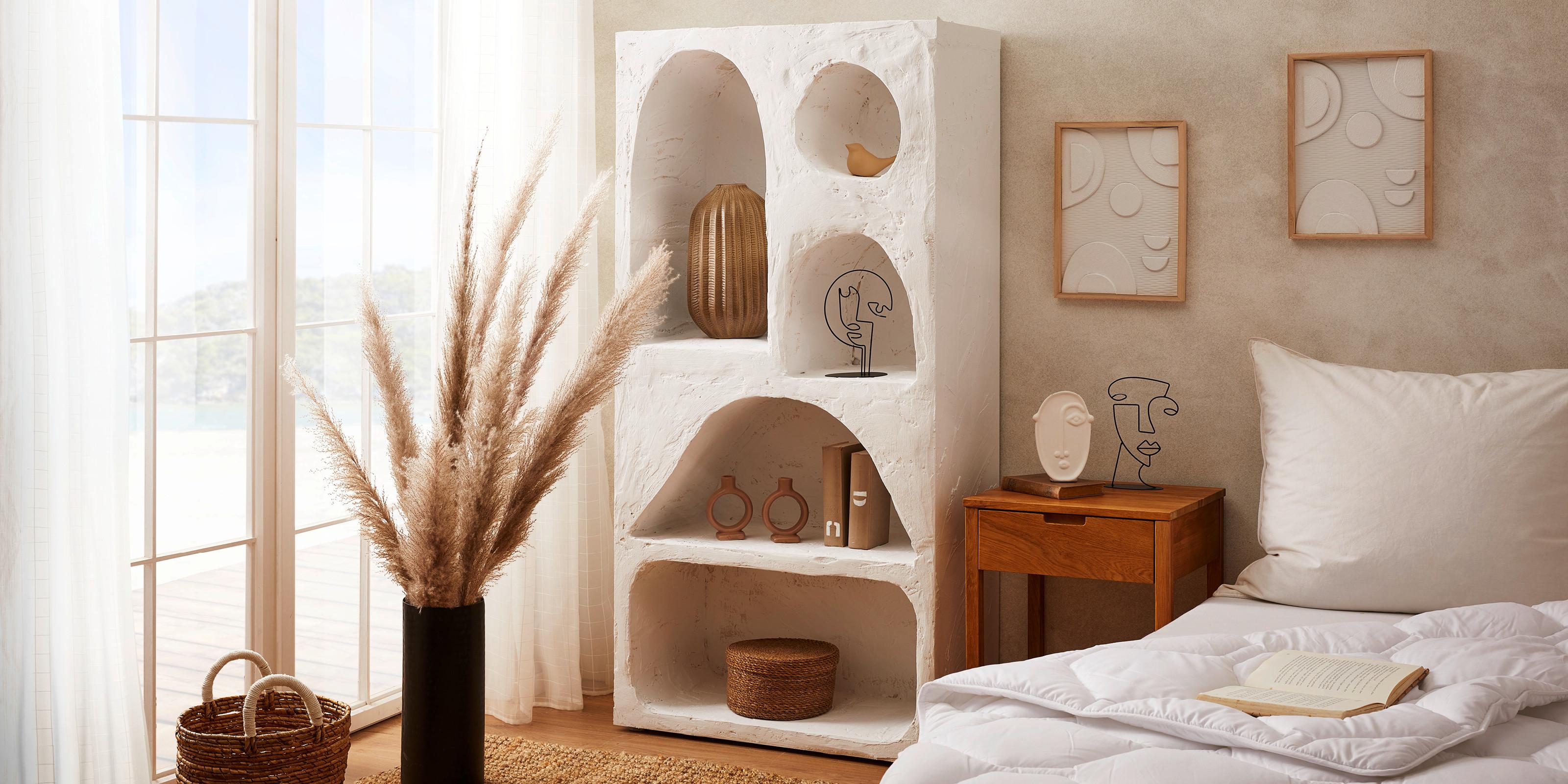 DIY dizajnový regál s organickými tvarmi