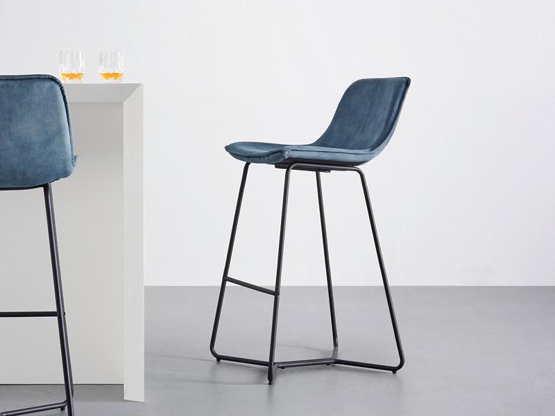 modrá barová stolička