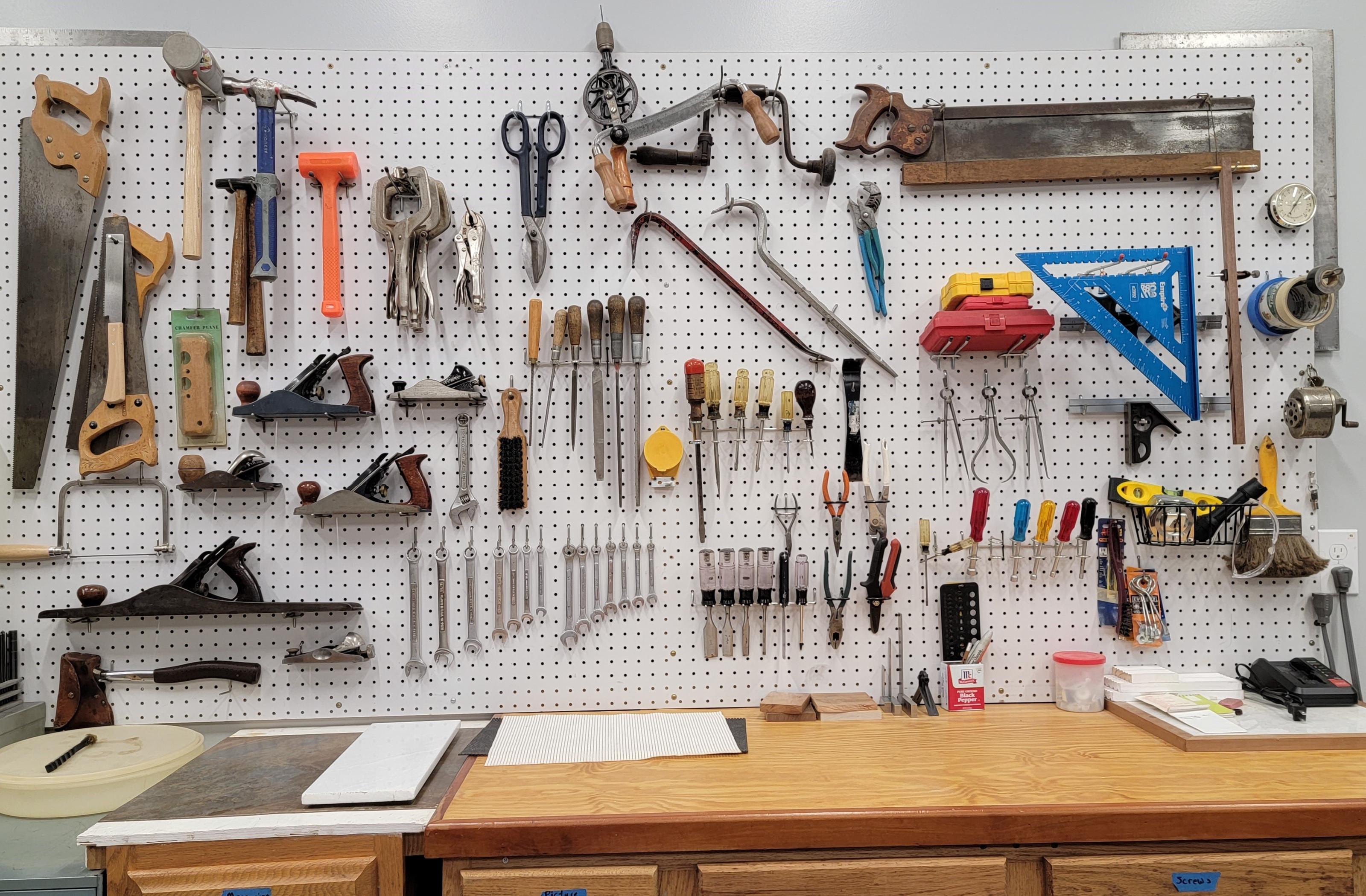 pegboard na ruční nářadí, organizace nářadí v garáži